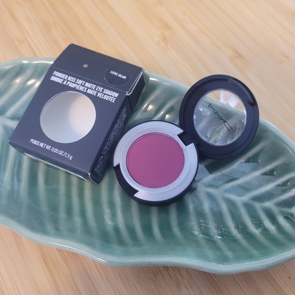 Mac cosmetics POWDER KISS SOFT MATTE EYESHADOW in lens blur - Picture 4 of 8